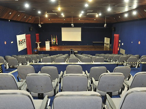 AUDITÓRIOO auditório possui capacidade para até 200 pessoas. Sua estrutura conta com poltronas retráteis com apoio para escrever, equipamento de som, recursos audiovisuais, além de proporcionar visibilidade total para o palco. A estrutura é ideal para encontros, eventos, treinamentos proporcionando conforto aos participantes.