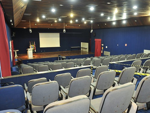 AUDITÓRIOO auditório possui capacidade para até 200 pessoas. Sua estrutura conta com poltronas retráteis com apoio para escrever, equipamento de som, recursos audiovisuais, além de proporcionar visibilidade total para o palco. A estrutura é ideal para encontros, eventos, treinamentos proporcionando conforto aos participantes.