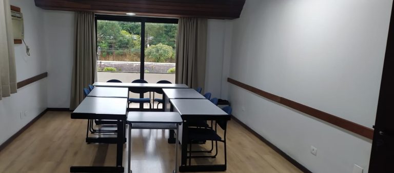 SALA DE REUNIÃOA AECIC coloca à disposição de seus associados 3 salas de reuniões, práticas e ideais para treinamentos, pequenos encontros e reuniões.